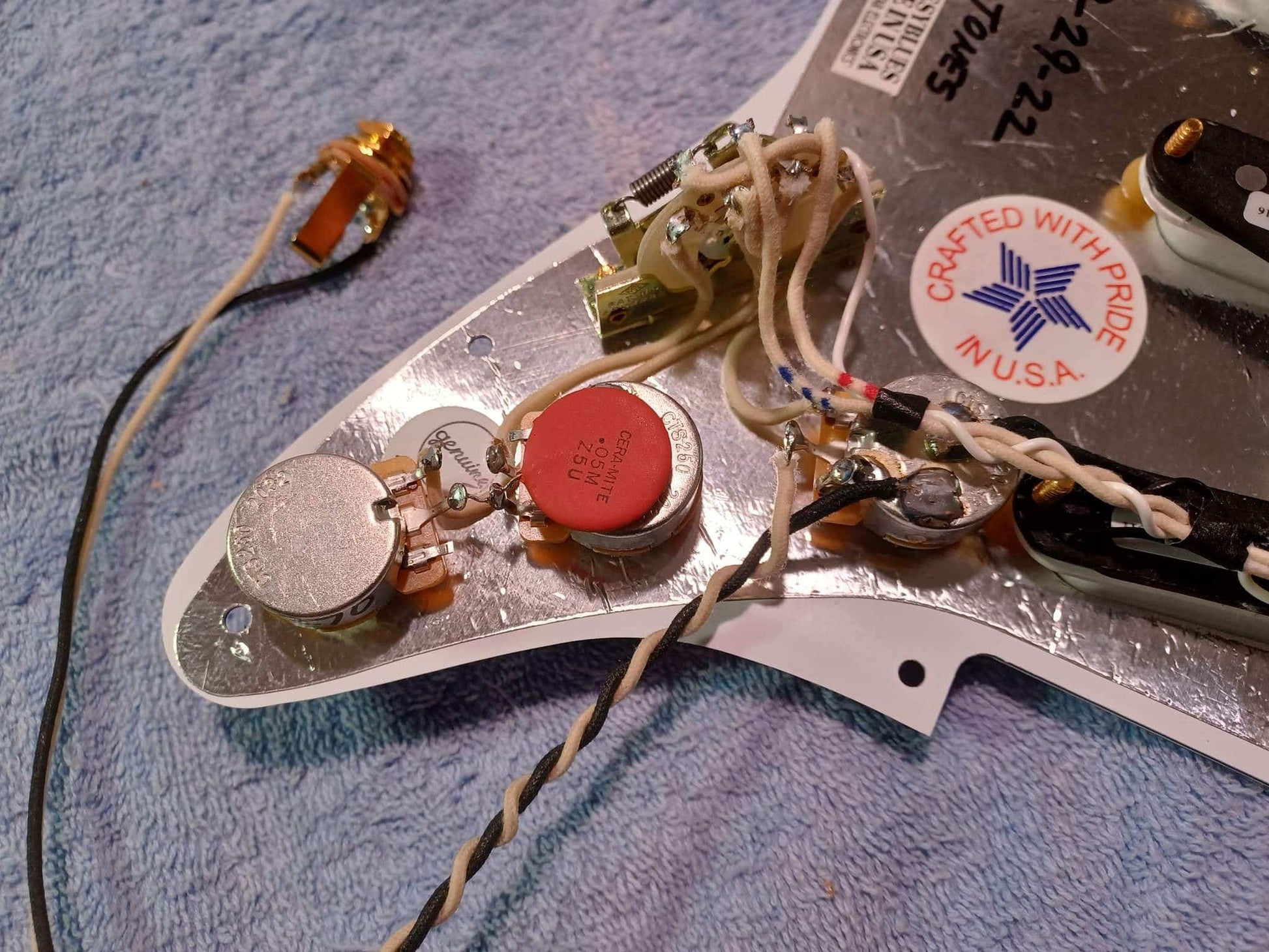 Partscaster - Lincoln Brewster Strat Body / Full RW Neck / Vegatrem / Gilmour & Hendrix Pickups w/DLX Case - Aztec Gold - Pre-Owned