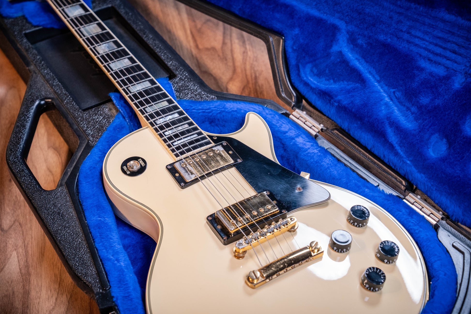 Gibson '87 Les Paul Custom w/Chainsaw Case - Classic White - Pre-Owned