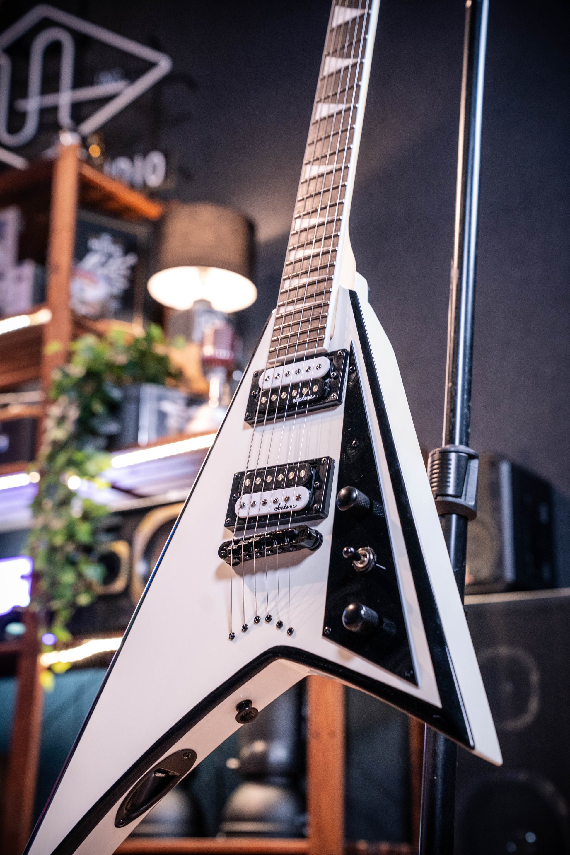 Jackson JS Series Rhoads JS32T - White w/Black Bevels - Pre-Owned