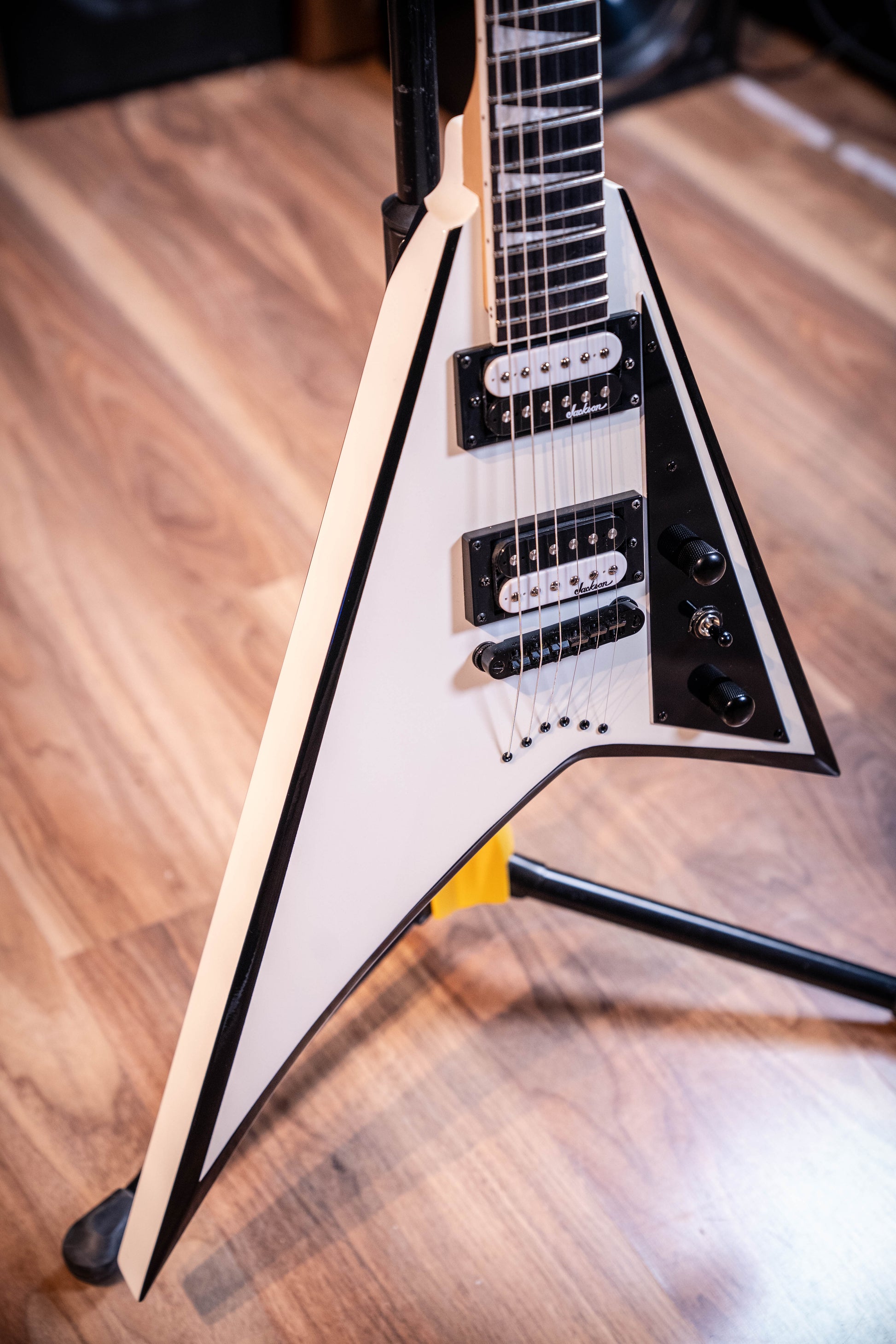 Jackson JS Series Rhoads JS32T - White w/Black Bevels - Pre-Owned