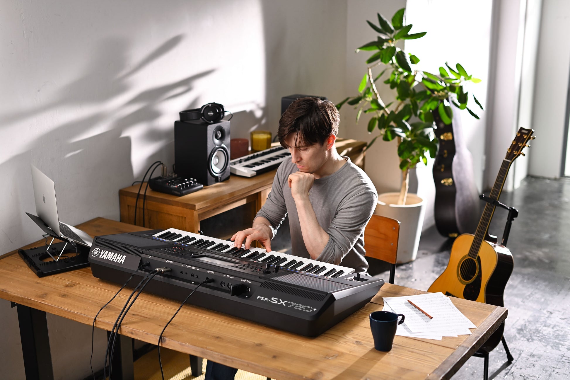 Yamaha PSRSX720+ Digital Workstation / Arranger Keyboard w/Bluetooth Audio Input