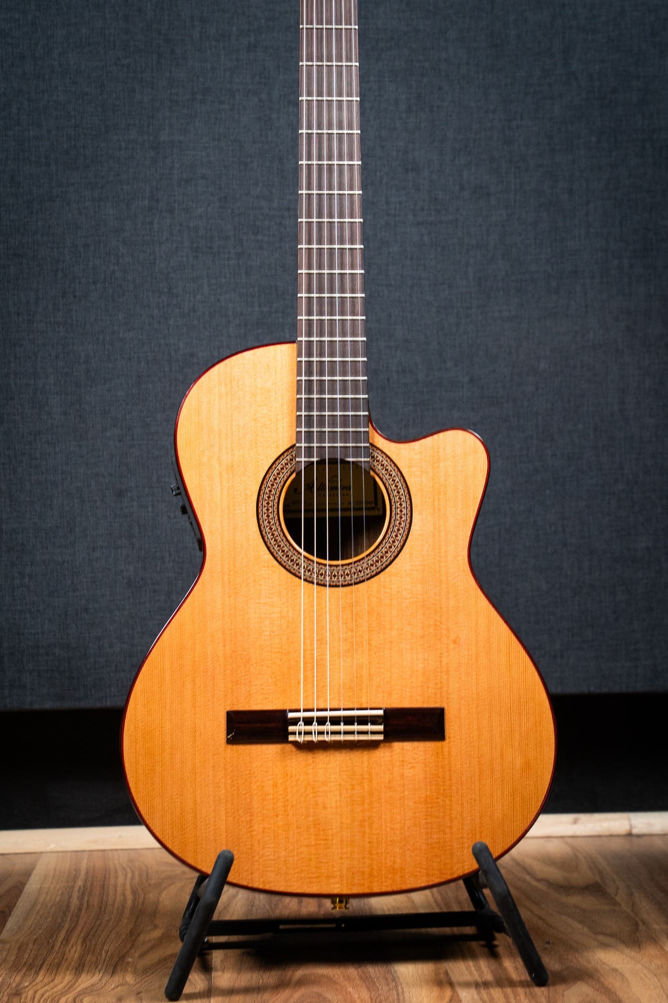 Altamira N300CT Classical / Nylon String w/Cutaway + Pickup - Cedar / Rosewood