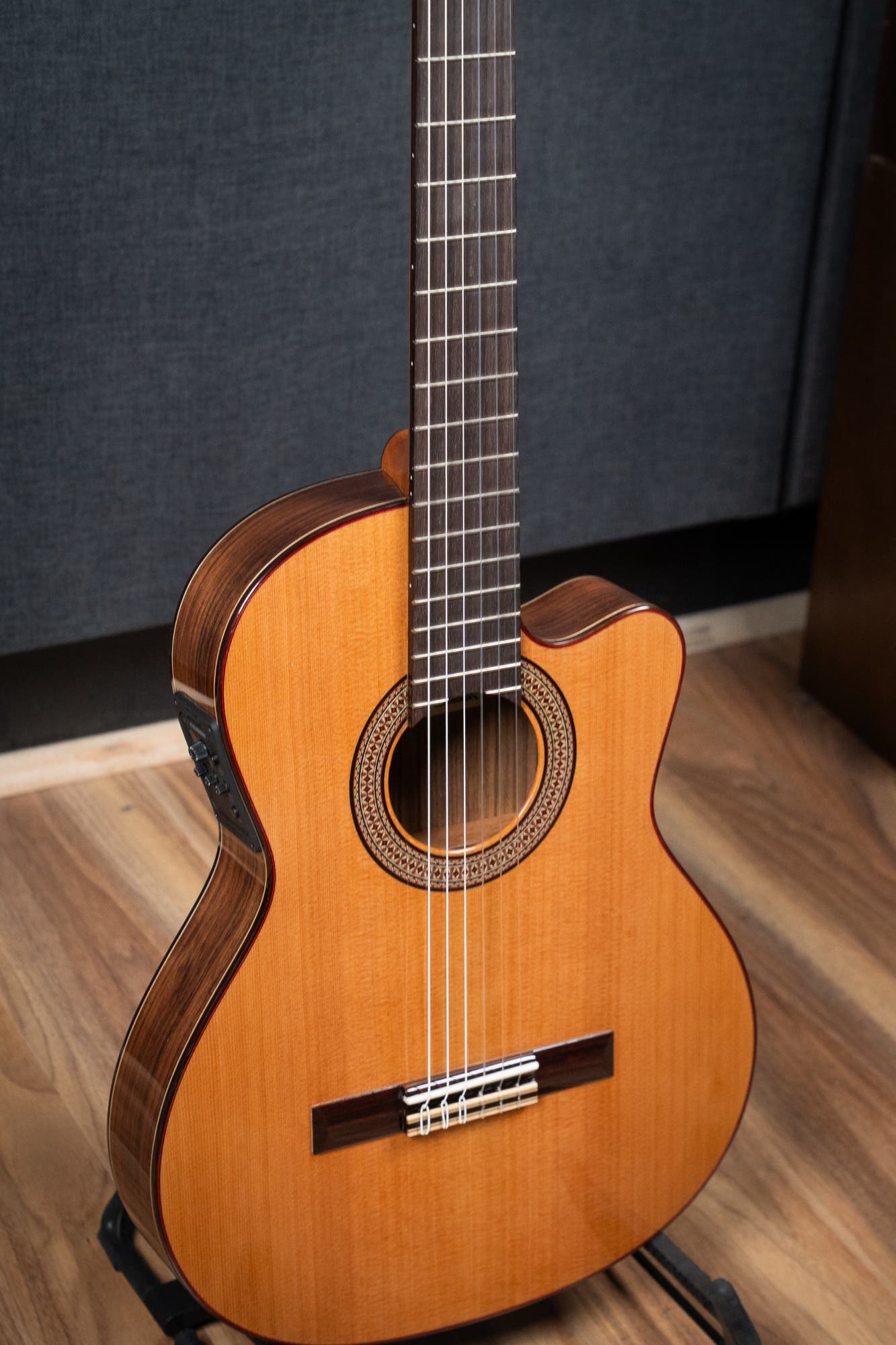 Altamira N300CT Classical / Nylon String w/Cutaway + Pickup - Cedar / Rosewood