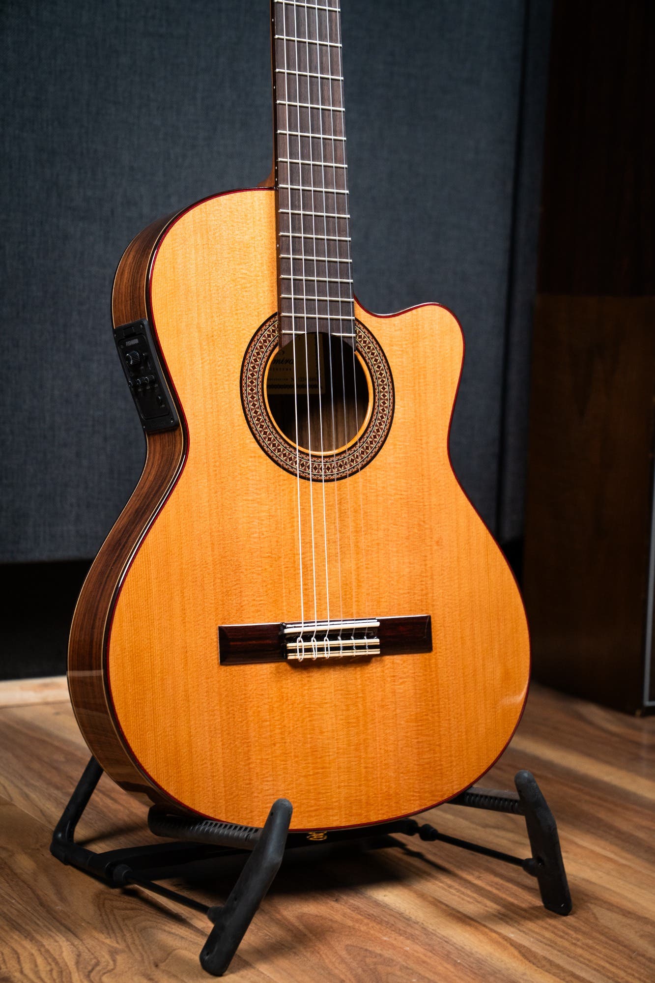 Altamira N300CT Classical / Nylon String w/Cutaway + Pickup - Cedar / Rosewood