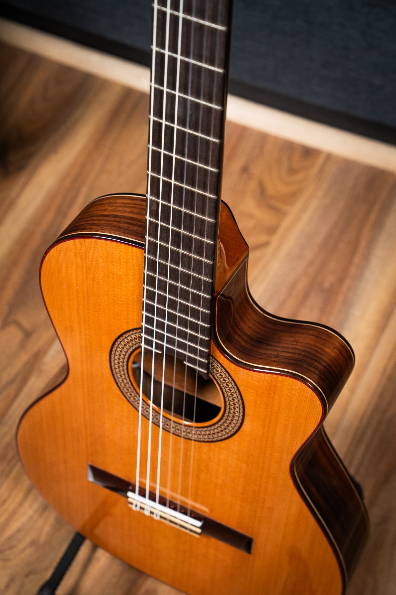 Altamira N300CT Classical / Nylon String w/Cutaway + Pickup - Cedar / Rosewood