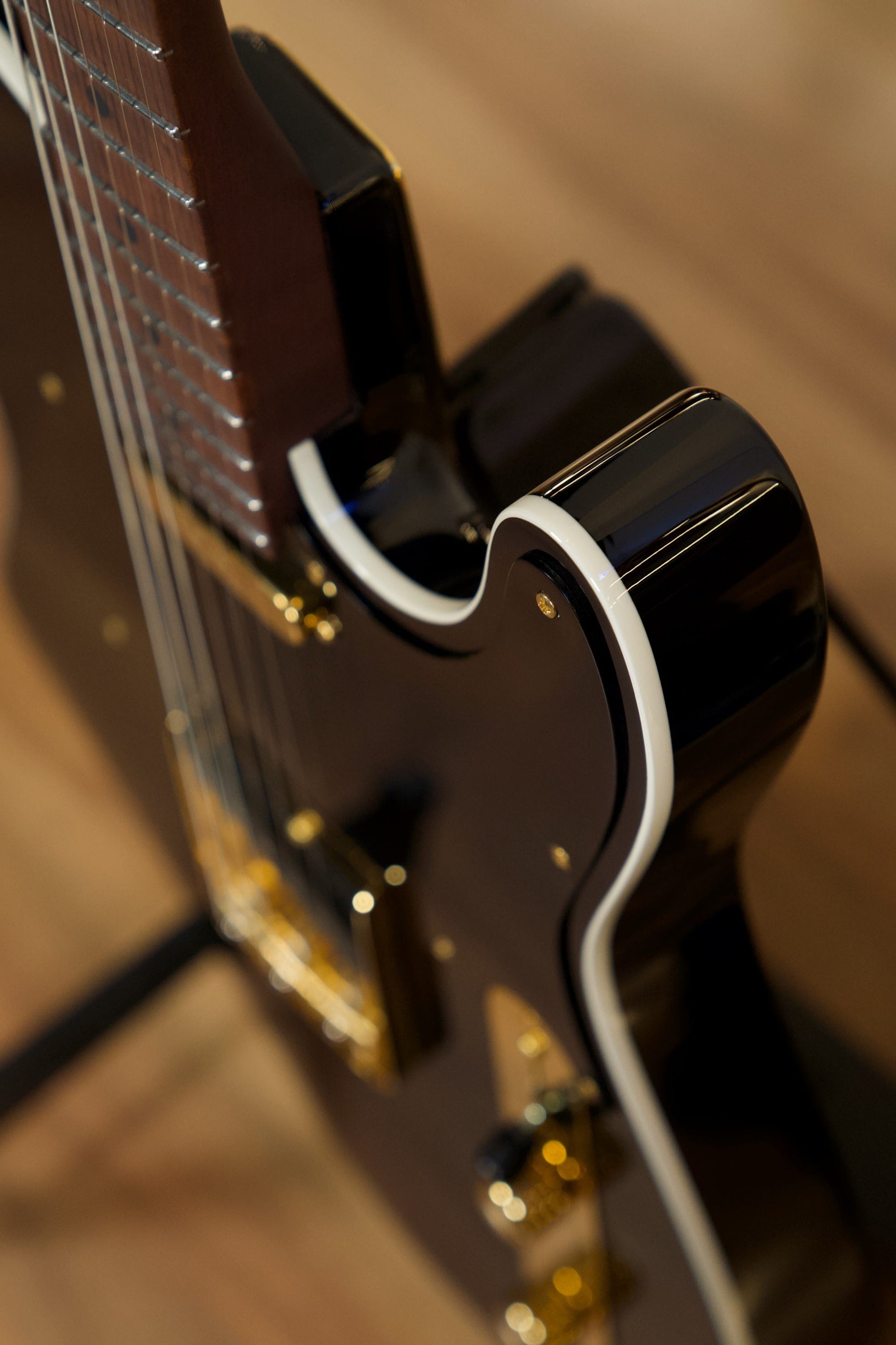 Suhr Mateus Asato Signature Classic T w/Case - Black