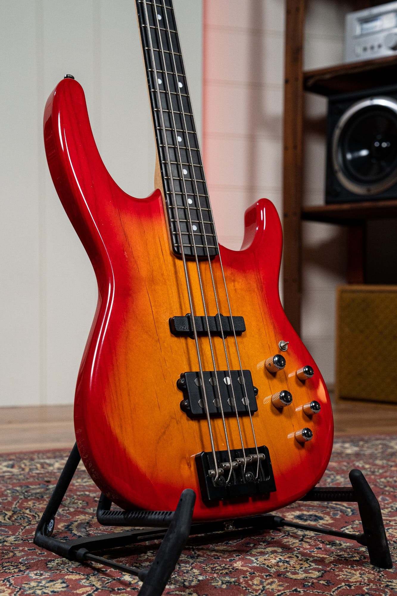 Carvin LB20 Custom Active Bass w/Case - Cherry Sunburst - Pre-Owned