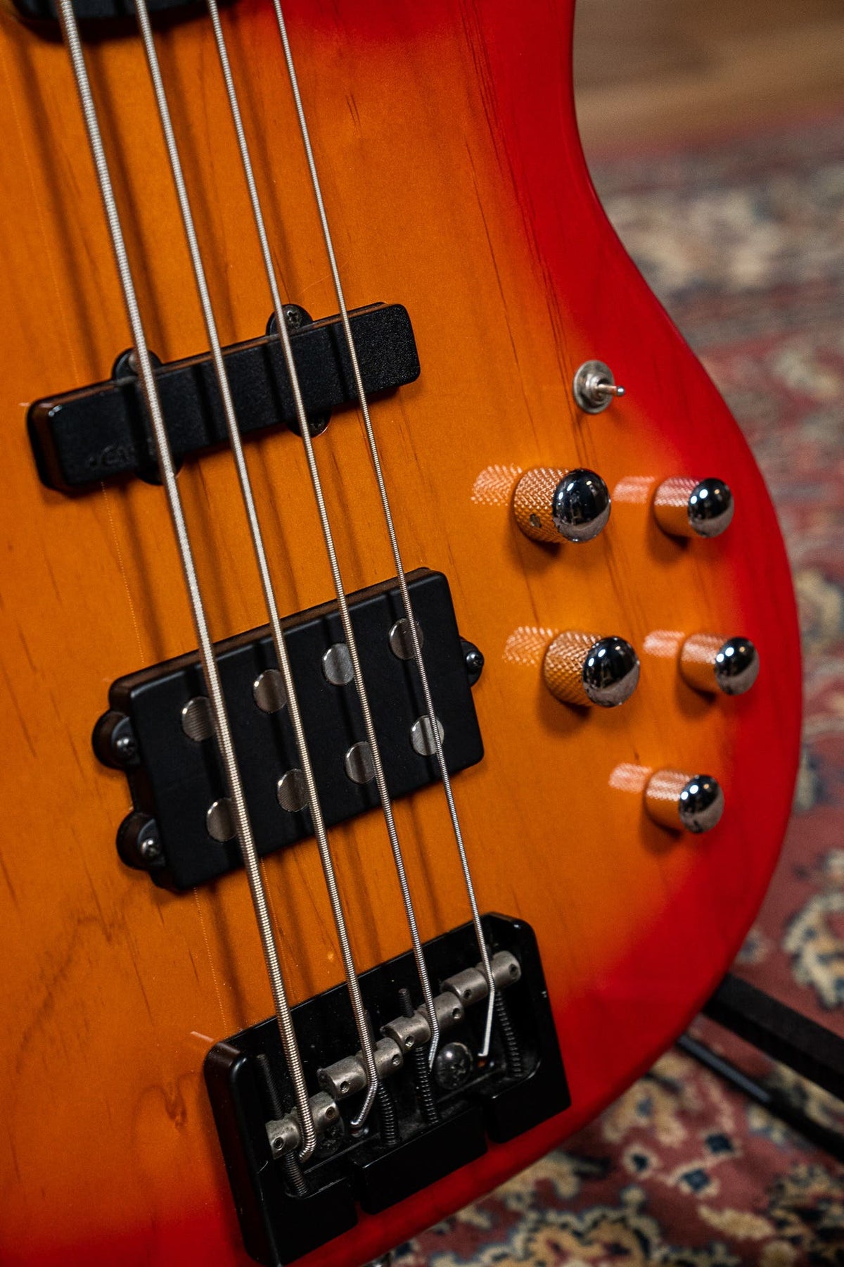 Carvin LB20 Custom Active Bass w/Case - Cherry Sunburst - Pre-Owned