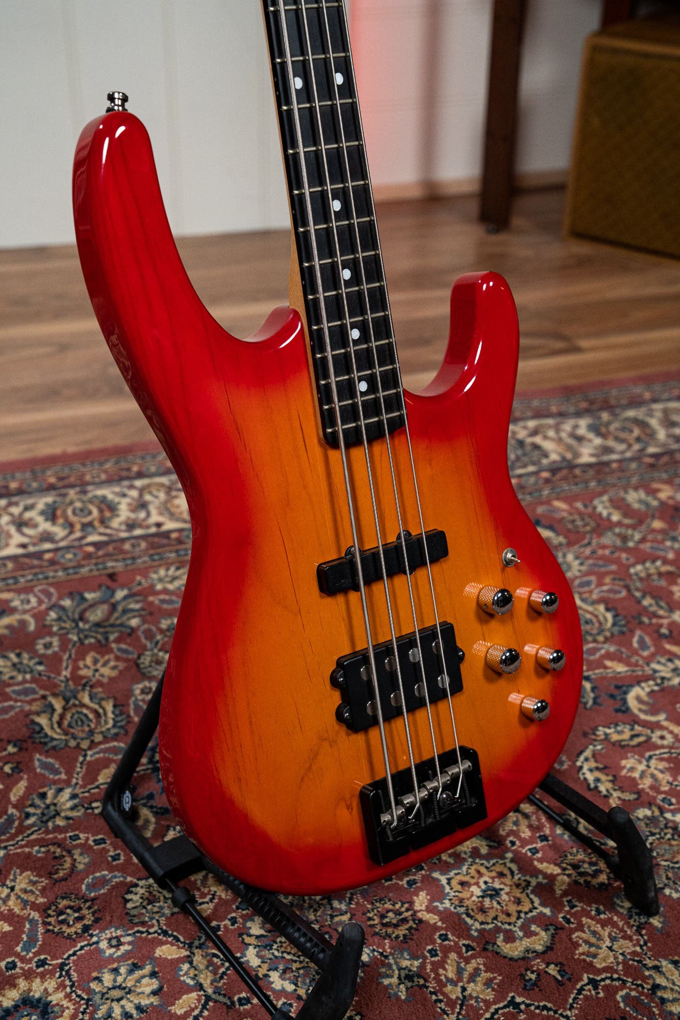 Carvin LB20 Custom Active Bass w/Case - Cherry Sunburst - Pre-Owned