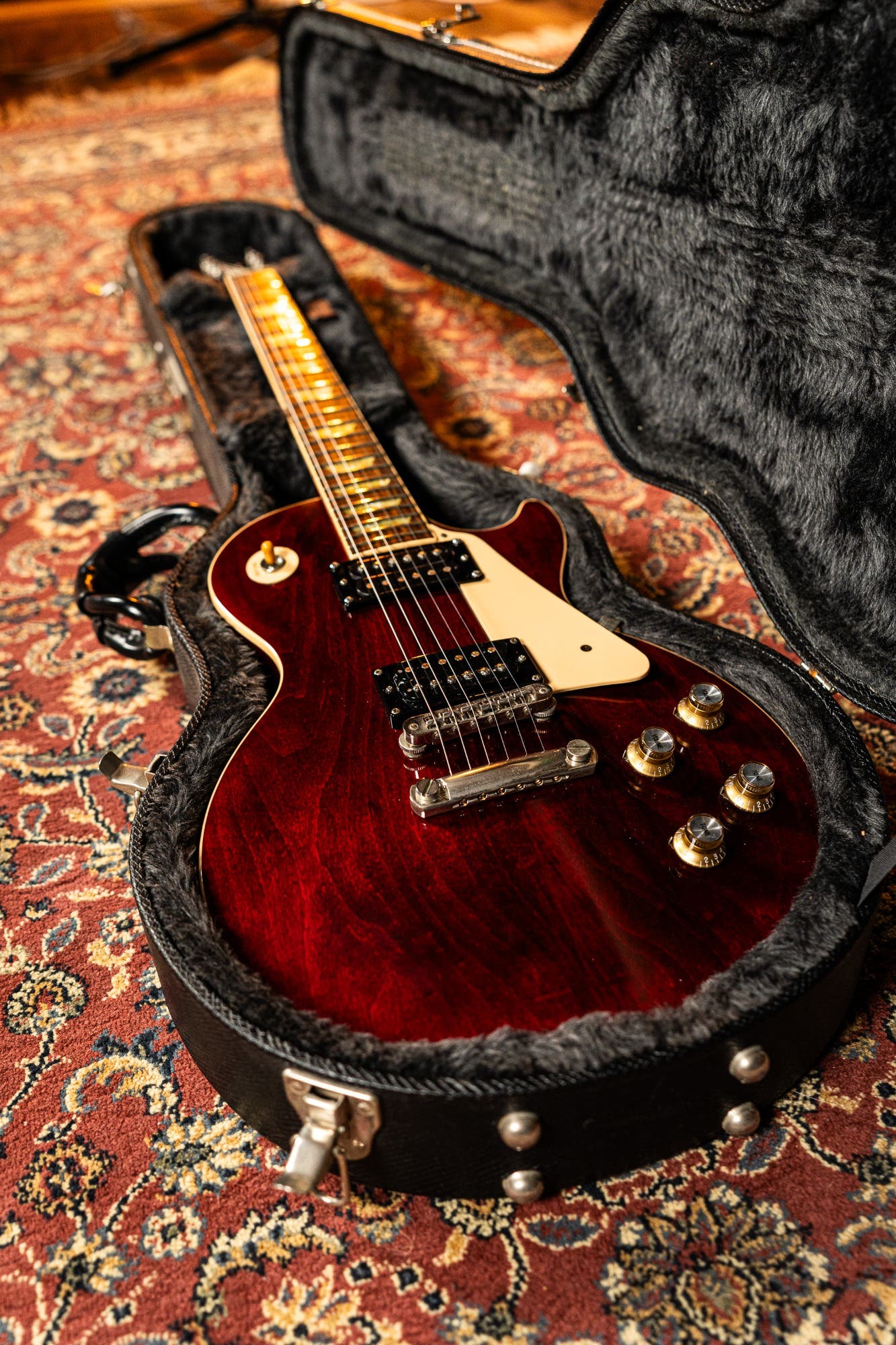 Gibson 2005 Les Paul Classic w/Case - Wine Red - Pre-Owned