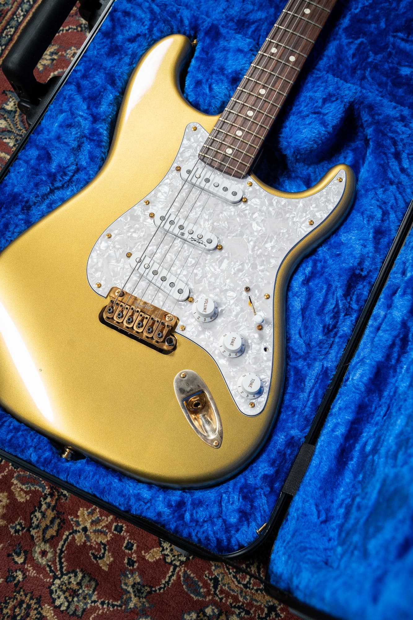 Partscaster - Lincoln Brewster Strat Body / Full RW Neck / Vegatrem / Gilmour & Hendrix Pickups w/DLX Case - Aztec Gold - Pre-Owned