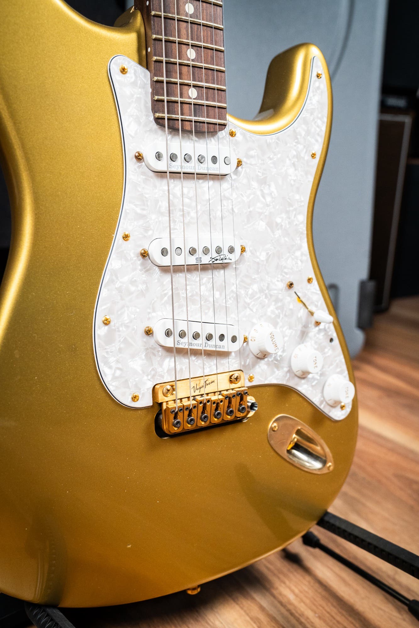 Partscaster - Lincoln Brewster Strat Body / Full RW Neck / Vegatrem / Gilmour & Hendrix Pickups w/DLX Case - Aztec Gold - Pre-Owned