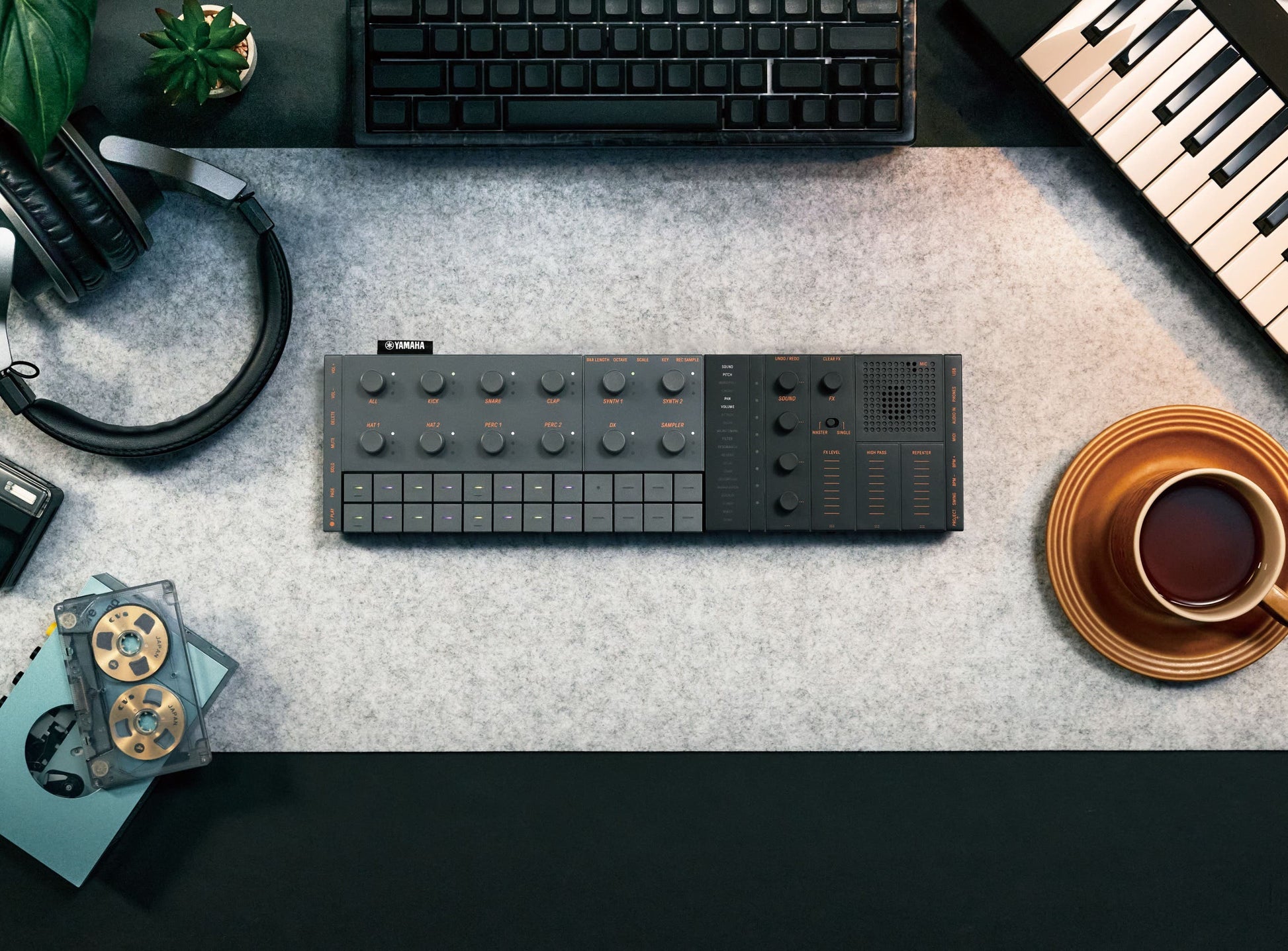 Yamaha SEQTRAK Portable Synth / Music Production Studio - Black