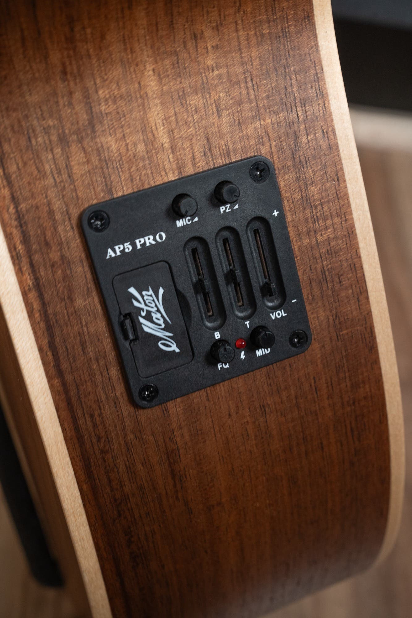 Maton EBG808C-ARTIST Acoustic Electric Guitar w/Case