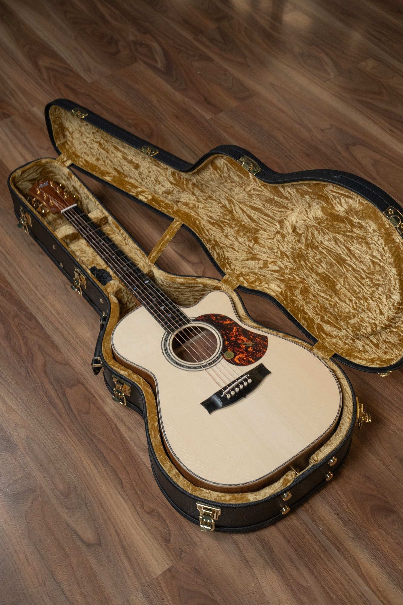 Maton EBG808C-ARTIST Acoustic Electric Guitar w/Case