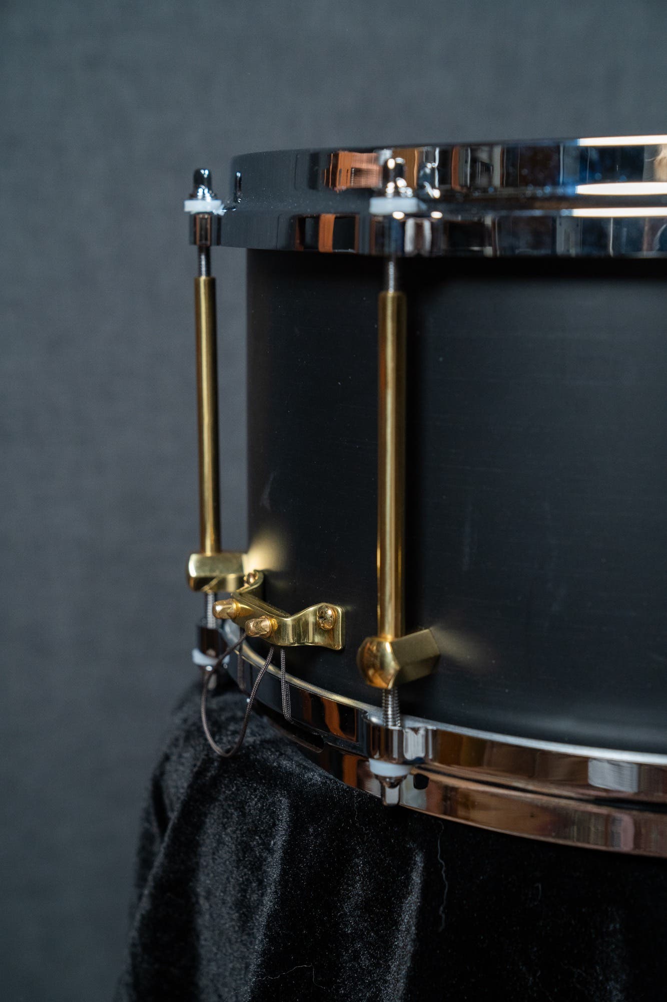 Noble and Cooley 13x7 Solid Shell Maple Snare - Black Super Matte (Brass HW/Chrome Hoops)