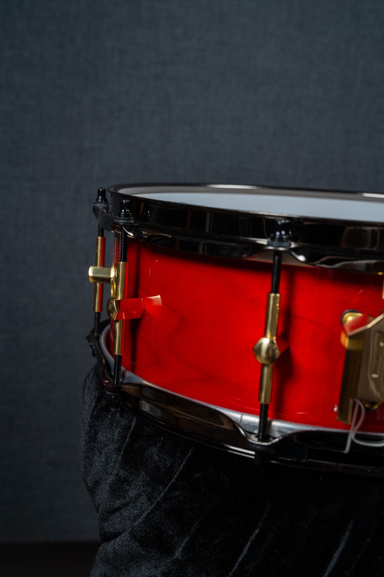 Noble and Cooley 14x5 Solid Shell Walnut Snare - Trans Red Gloss (Brass HW / Black Hoops)