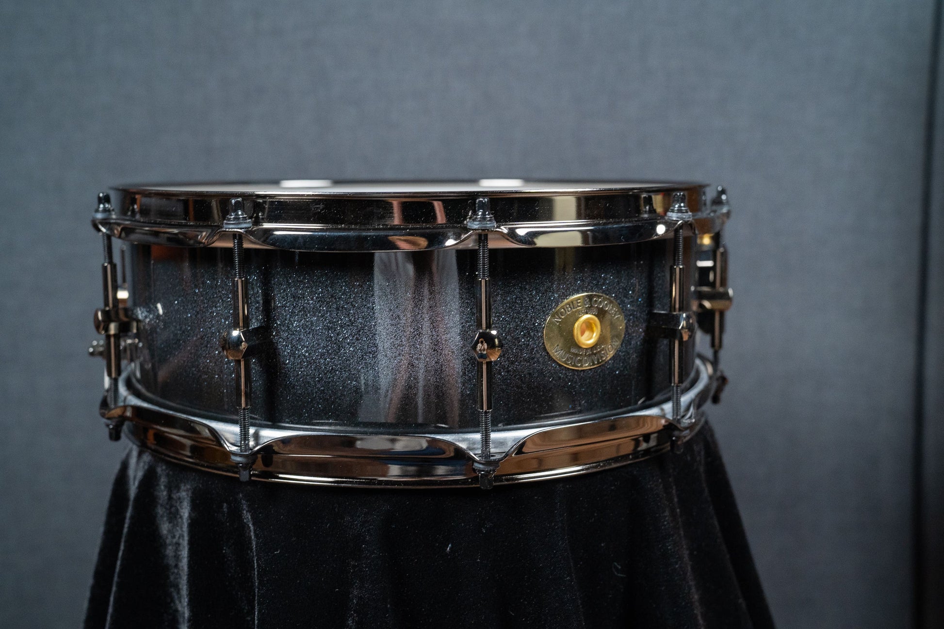 Noble and Cooley 14x5 Solid Shell Maple Snare - Hematite Black Burst Gloss (Black HW)