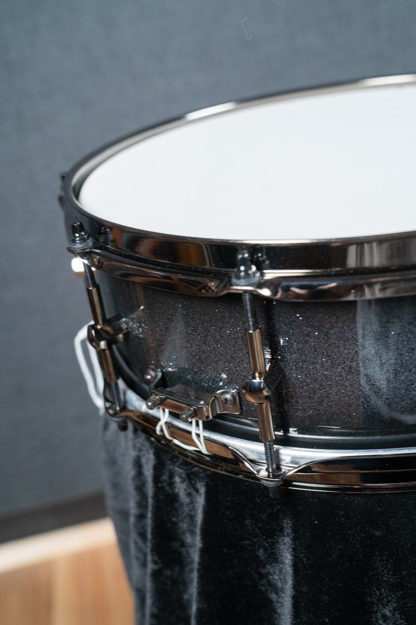 Noble and Cooley 14x5 Solid Shell Maple Snare - Hematite Black Burst Gloss (Black HW)