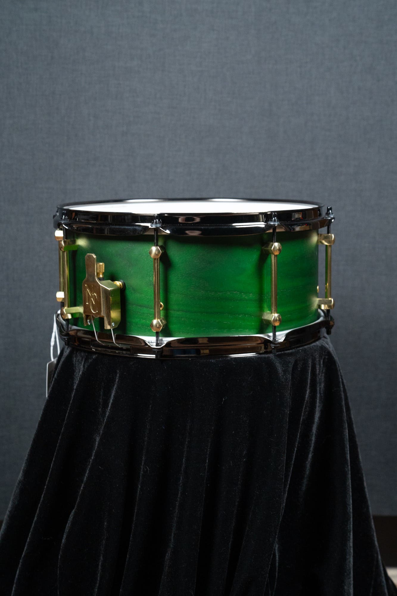 Noble and Cooley 14x6.5 Walnut Ply Snare - Green Stain Matte (Brass HW / Black Hoops)