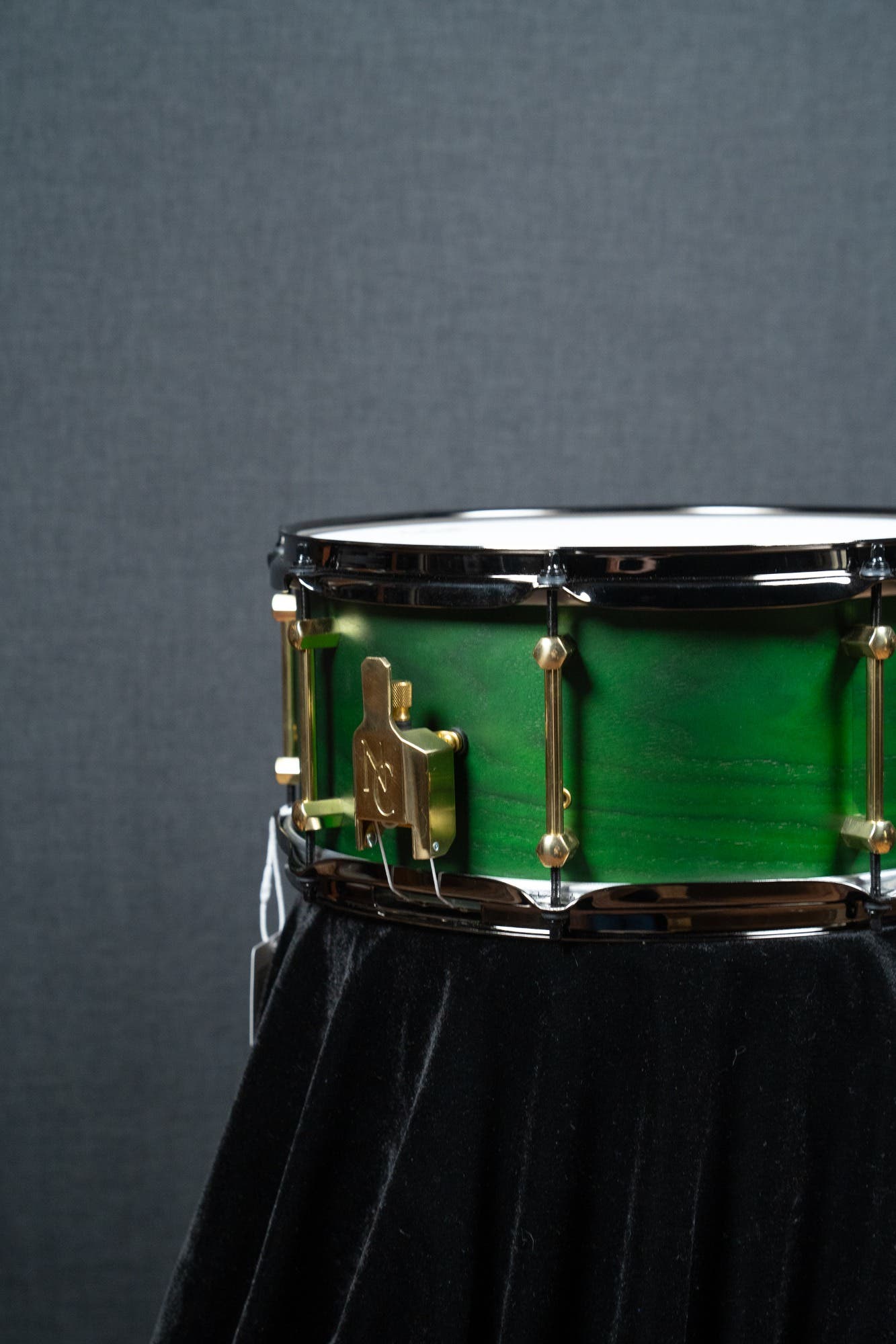 Noble and Cooley 14x6.5 Walnut Ply Snare - Green Stain Matte (Brass HW / Black Hoops)