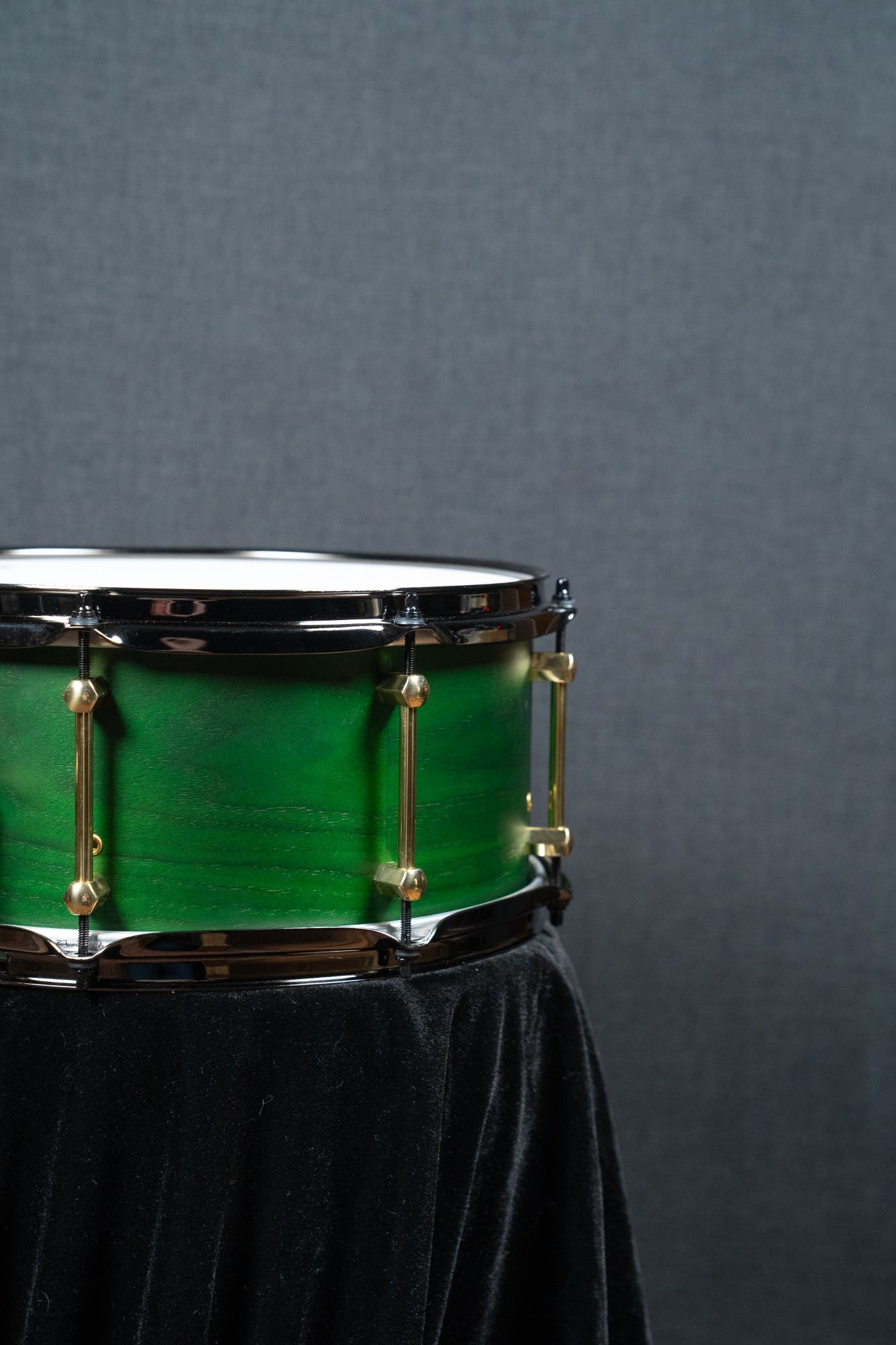 Noble and Cooley 14x6.5 Walnut Ply Snare - Green Stain Matte (Brass HW / Black Hoops)