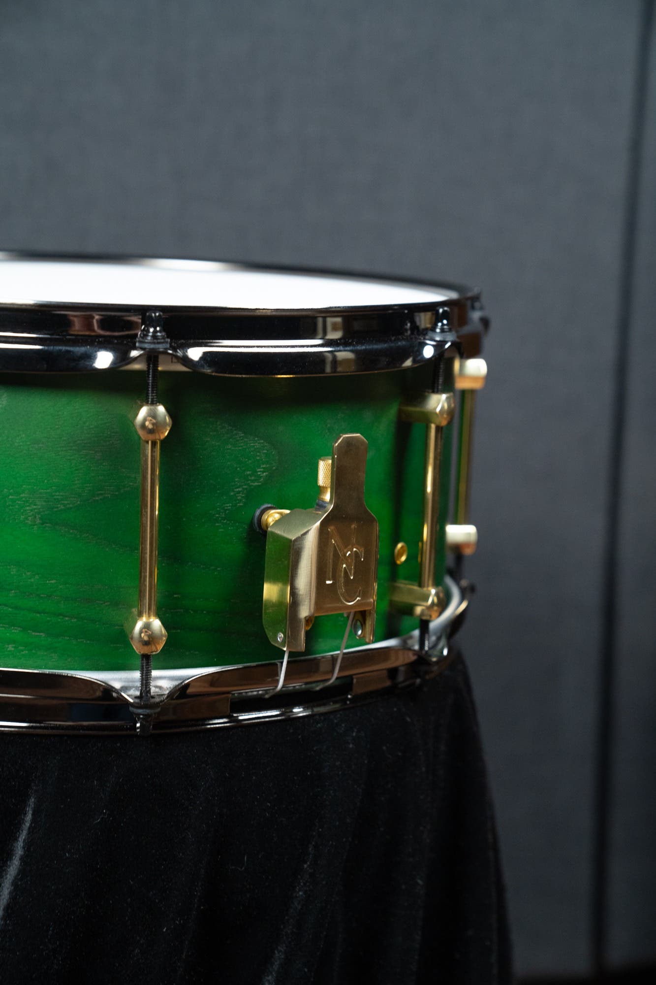 Noble and Cooley 14x6.5 Walnut Ply Snare - Green Stain Matte (Brass HW / Black Hoops)