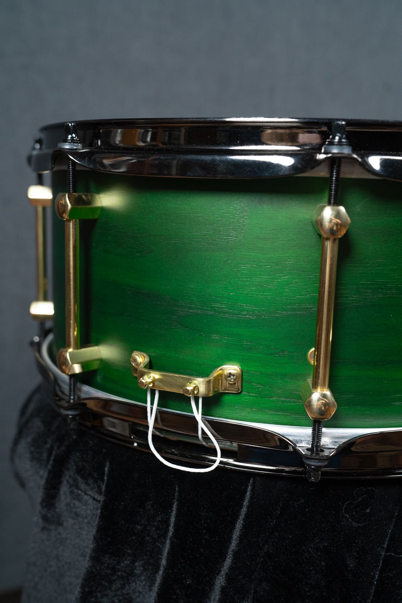 Noble and Cooley 14x6.5 Walnut Ply Snare - Green Stain Matte (Brass HW / Black Hoops)