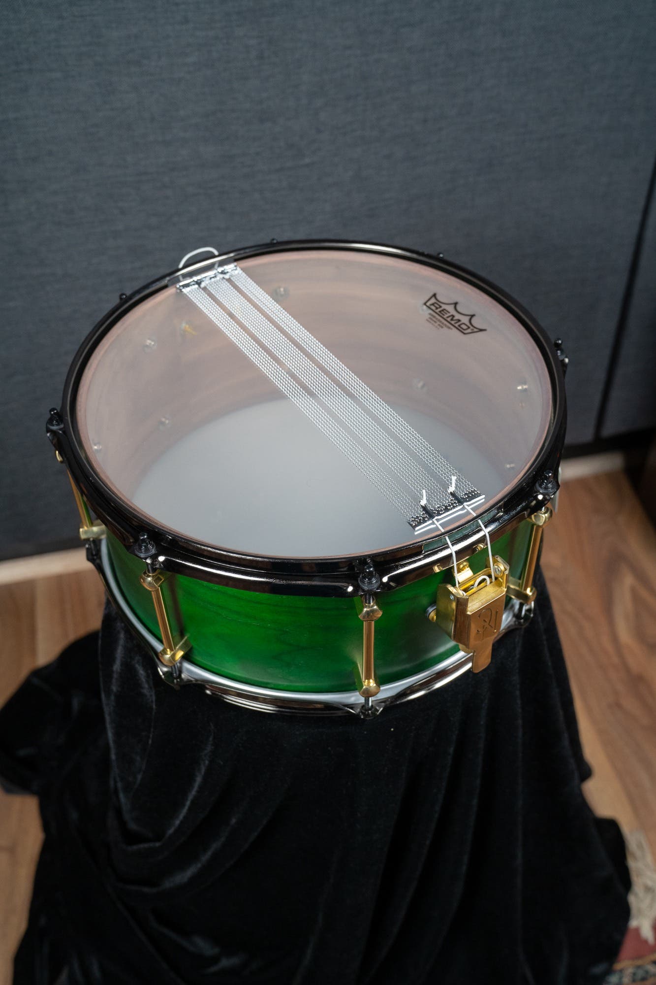 Noble and Cooley 14x6.5 Walnut Ply Snare - Green Stain Matte (Brass HW / Black Hoops)