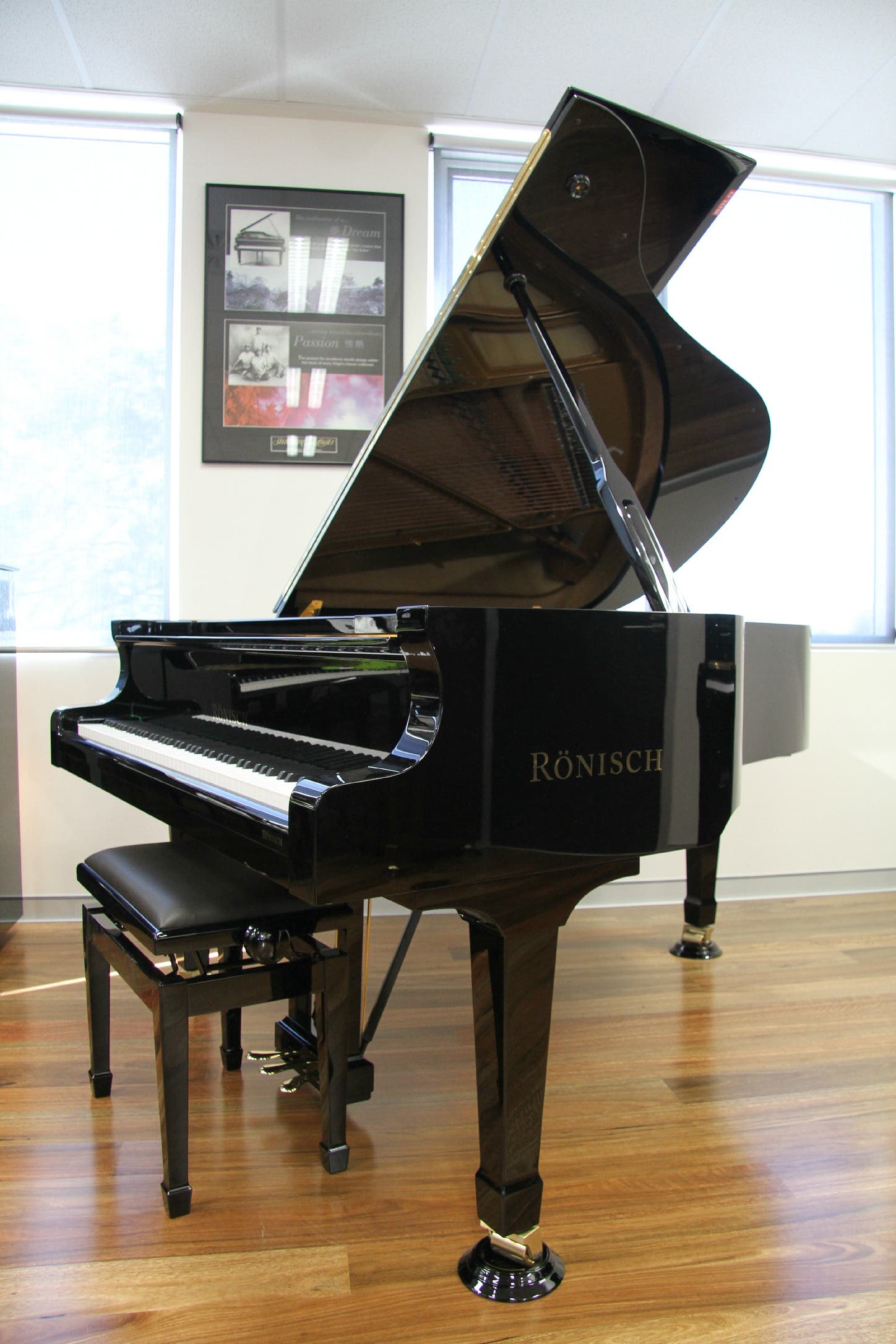 Ronisch 186K Grand Piano -  Ebony Polish