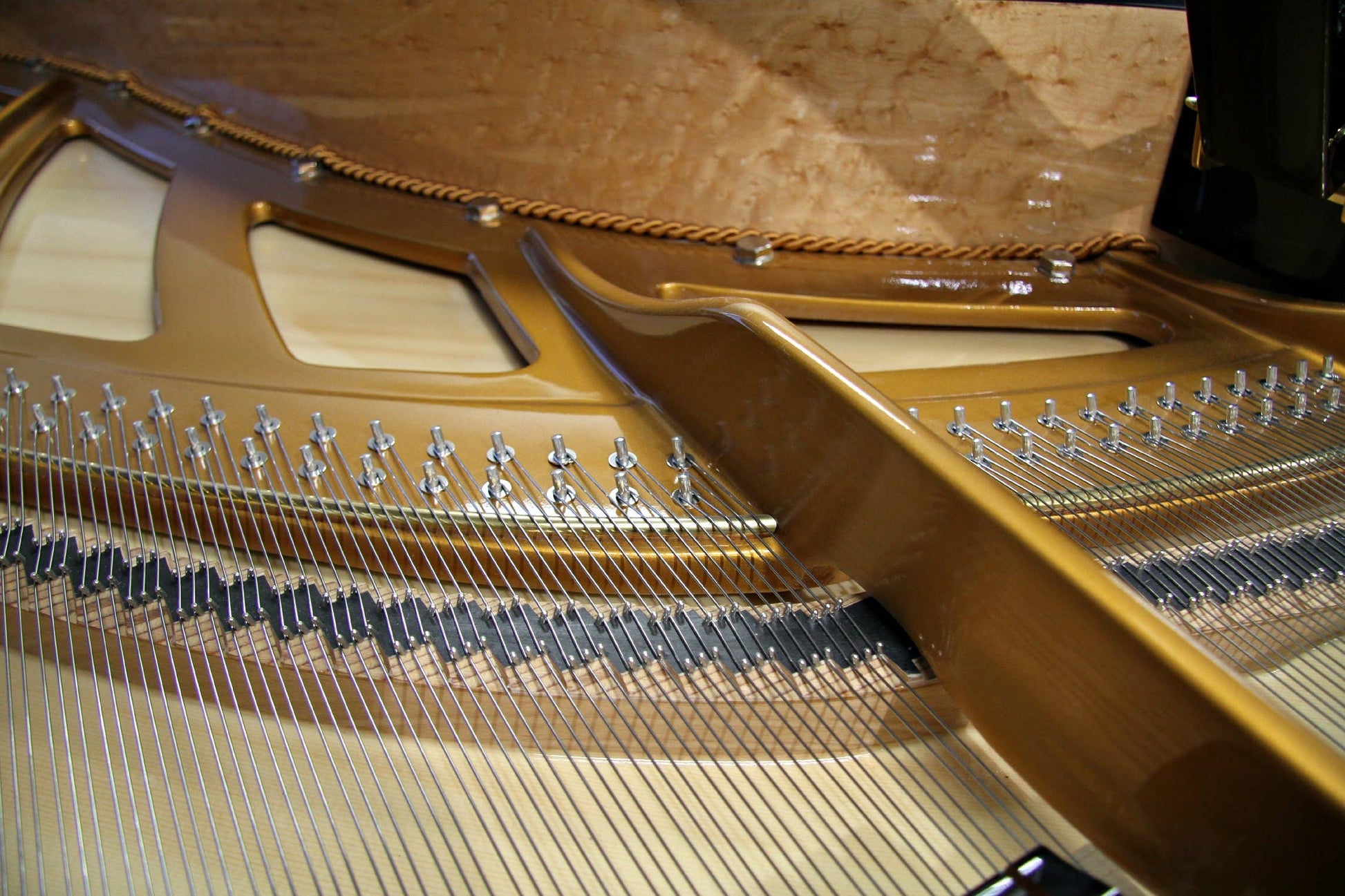 Ronisch 186K Grand Piano -  Ebony Polish