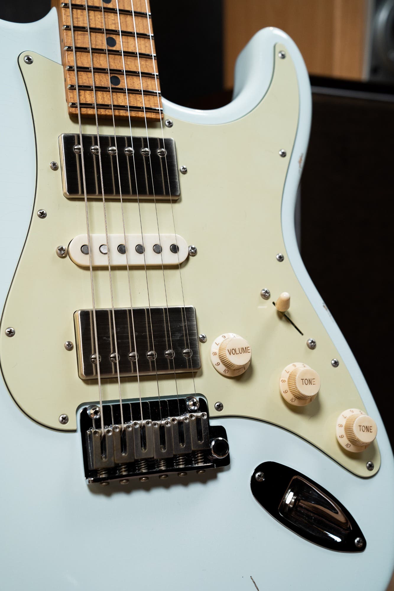 Suhr Ian Thornley Signature Classic S Antique w/Case - Sonic White