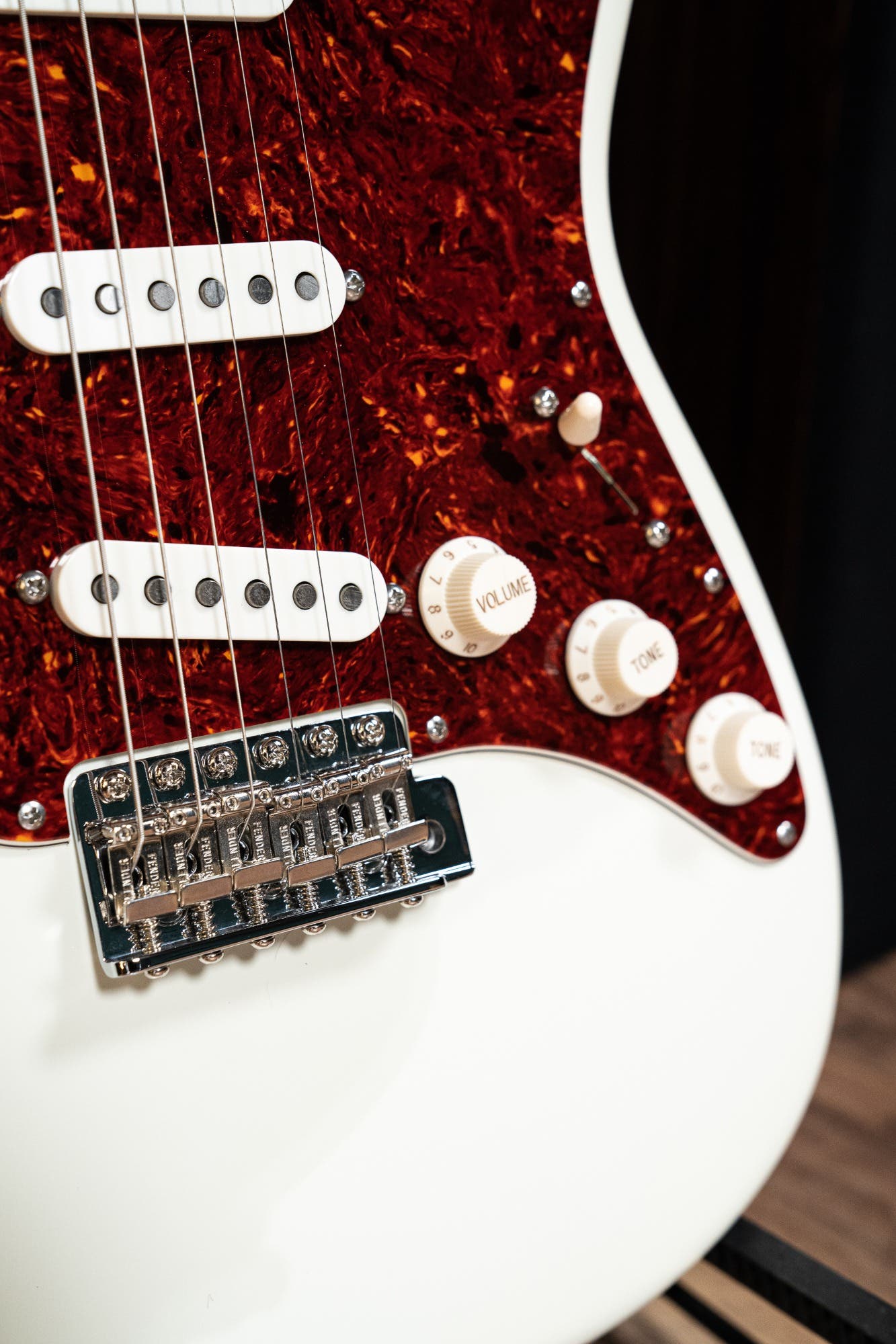 Suhr Scott Henderson Signature Classic Guitar - Olympic White