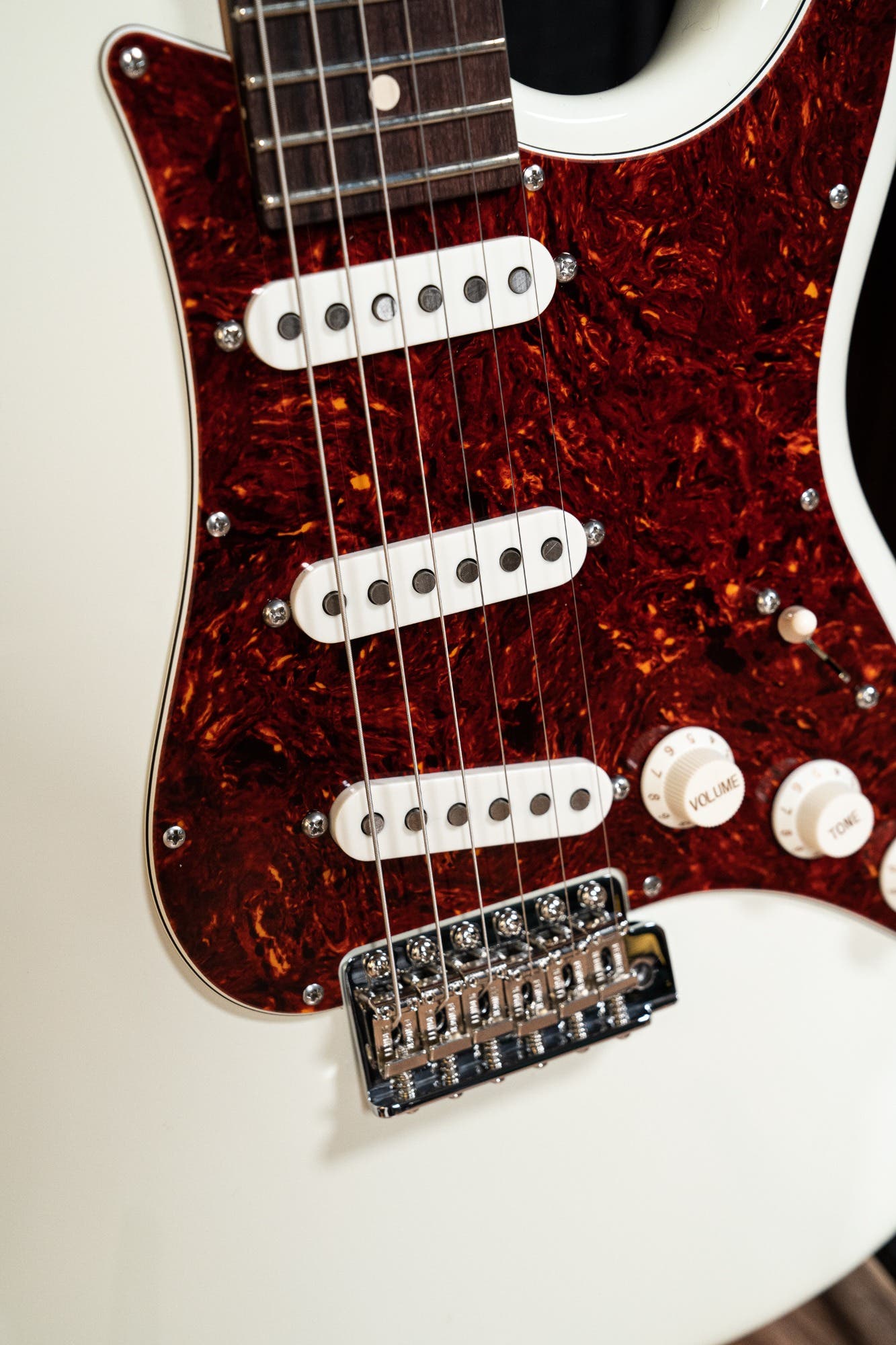 Suhr Scott Henderson Signature Classic Guitar - Olympic White