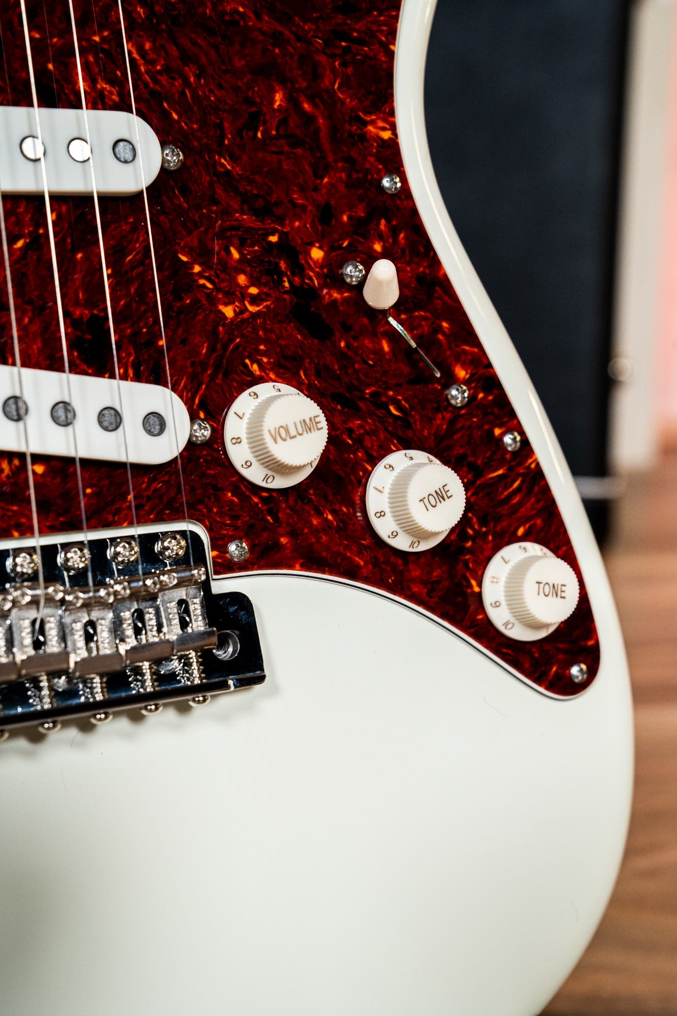 Suhr Scott Henderson Signature Classic Guitar - Olympic White