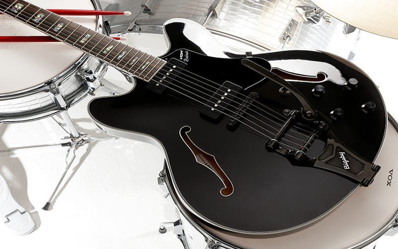 Vox Bobcat V90 Bigsby w/Case - Jet Black
