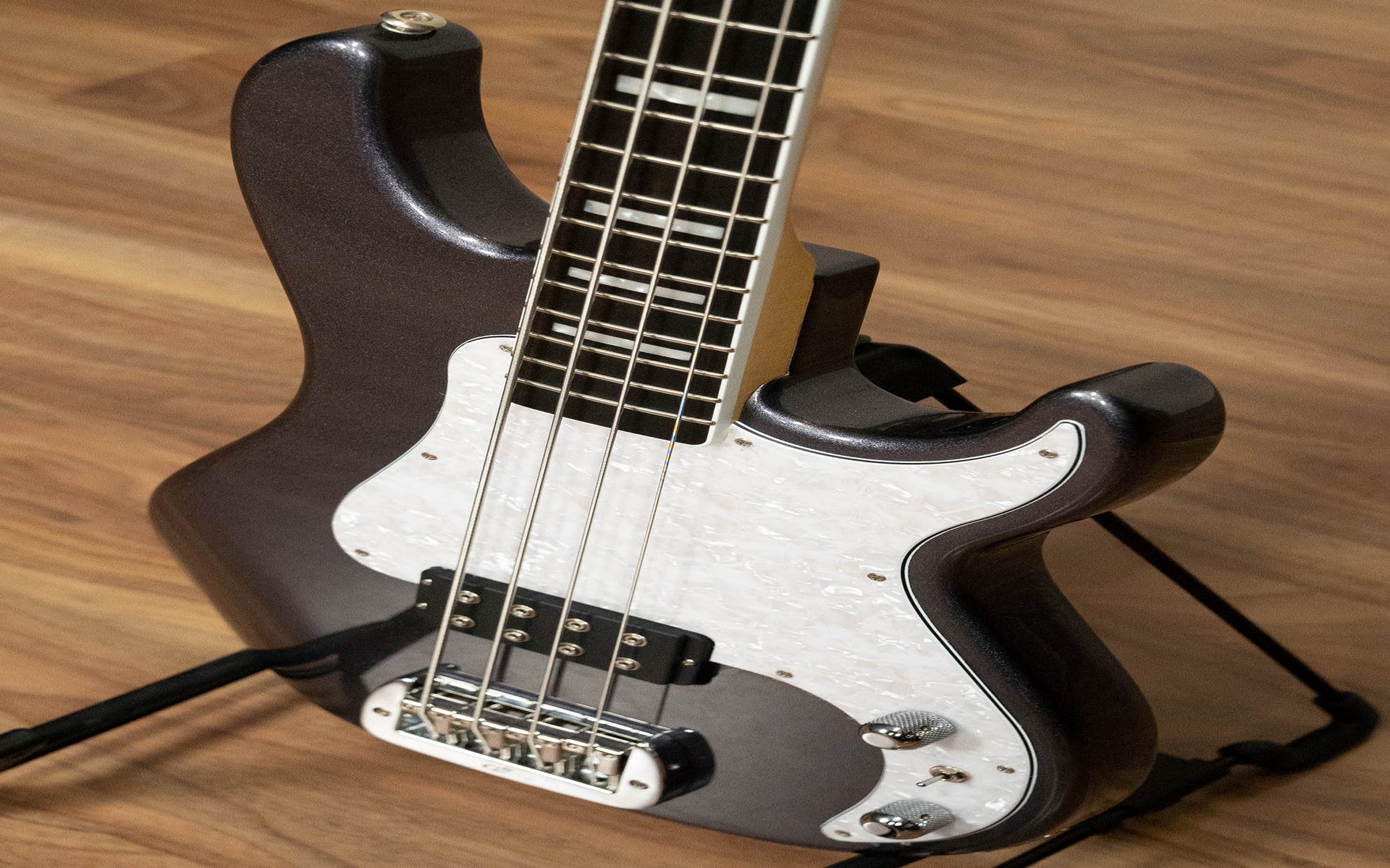 G&L USA Kiloton 4-String Bass w/Case - Graphite Metallic