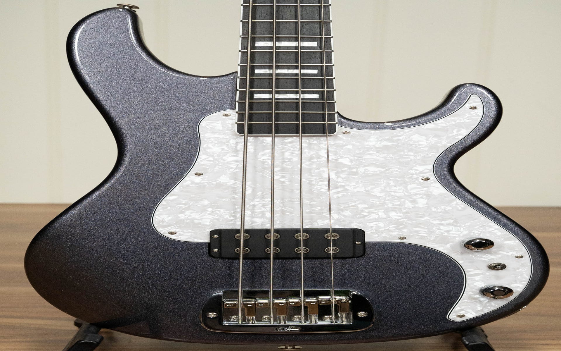 G&L USA Kiloton 4-String Bass w/Case - Graphite Metallic