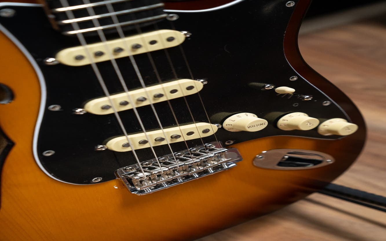 Fender Limited Edition Suona Stratocaster Thinline - Ebony Fingerboard - Violin Burst