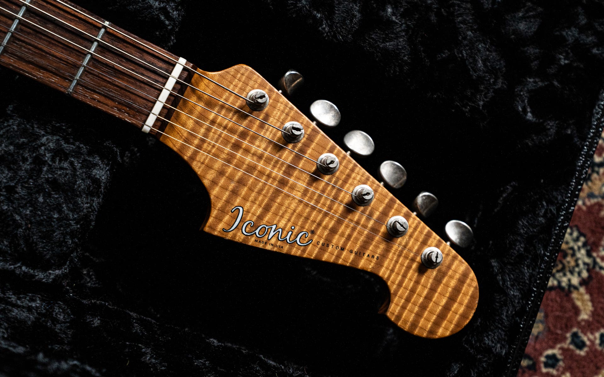 Iconic Guitars Solana Vintage w/Case - Black / 2-Tone Sunburst - Pre-Owned (Mint)