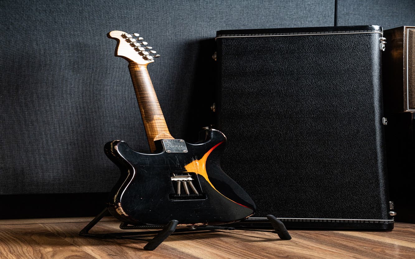 Iconic Guitars Solana Vintage w/Case - Black / 2-Tone Sunburst - Pre-Owned (Mint)