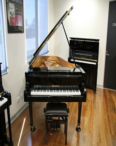 Ronisch 186K Grand Piano -  Ebony Polish